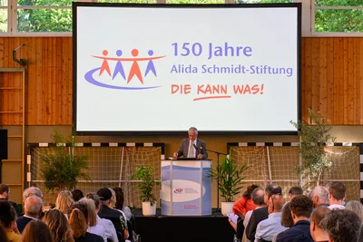 ... und Chefarzt Dr. Stracke begrüßten die Gäste